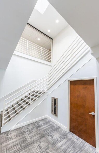 More Photos Of 8510 McAlpine Park Dr, Charlotte Unknown For Lease