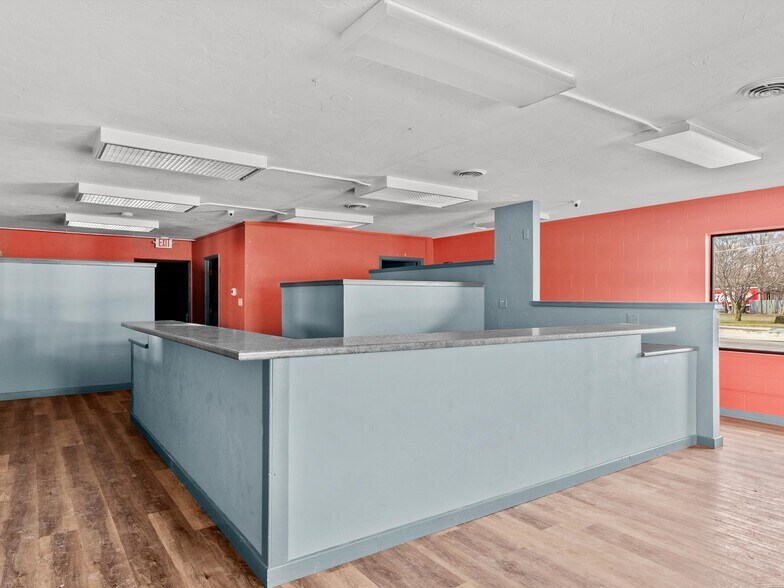 More Photos Of 1930 E Mason St, Green Bay Freestanding For Lease