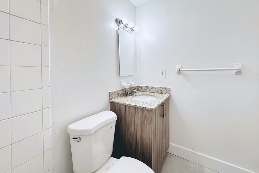More Photos Of 999 W Prospect Rd, Oakland Park Apartments For Sale