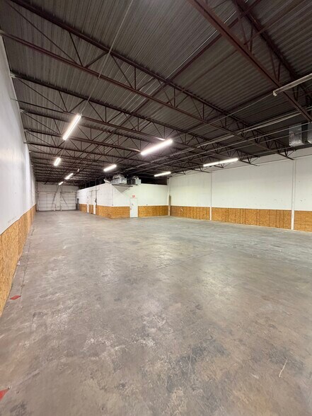 More Photos Of 10501-10537 King William Dr, Dallas Warehouse For Lease