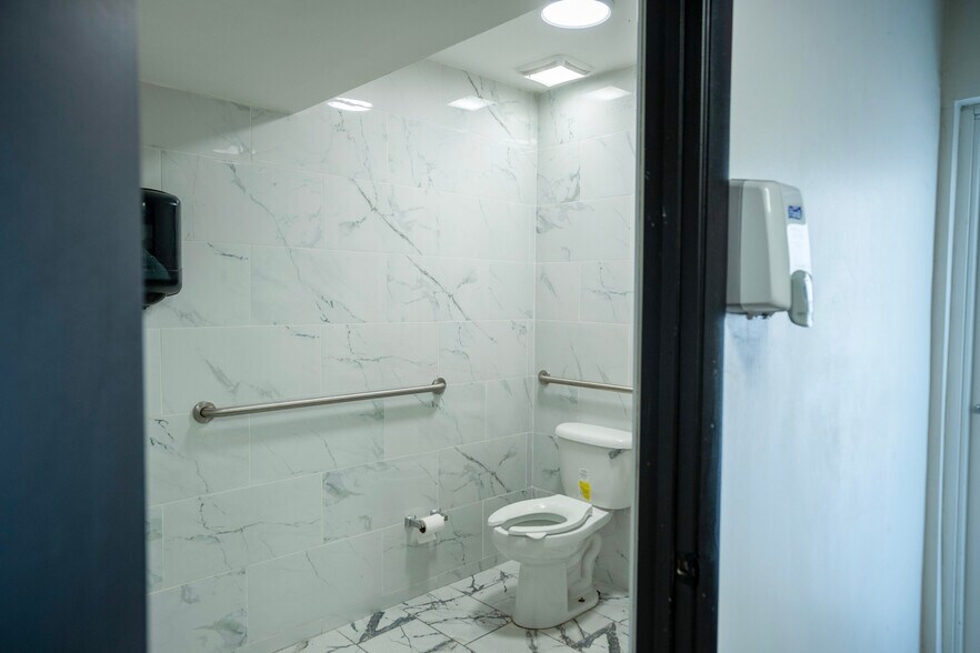 More Photos Of 980 NE 126th St, North Miami Medical For Lease