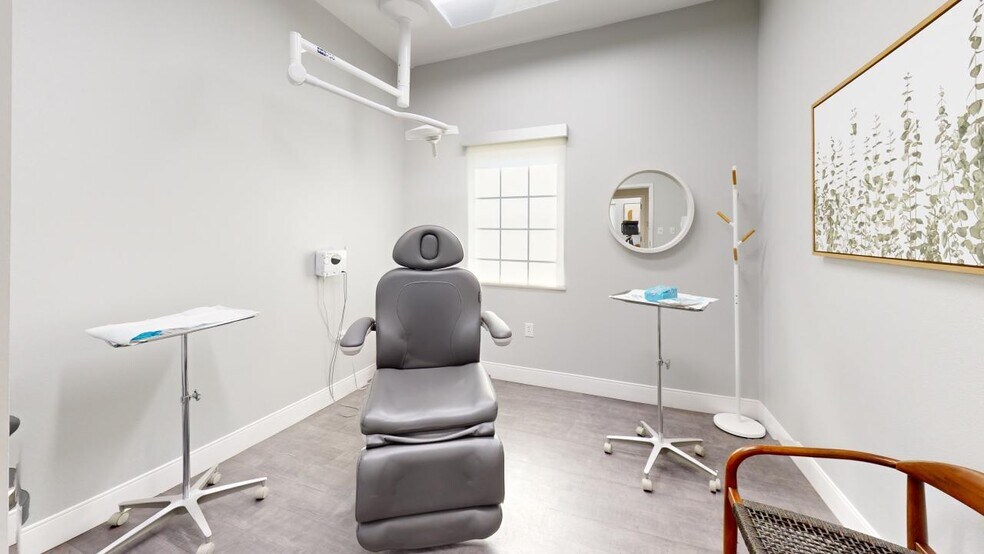 More Photos Of 85 Bay Bridge Dr, Gulf Breeze Medical For Sale