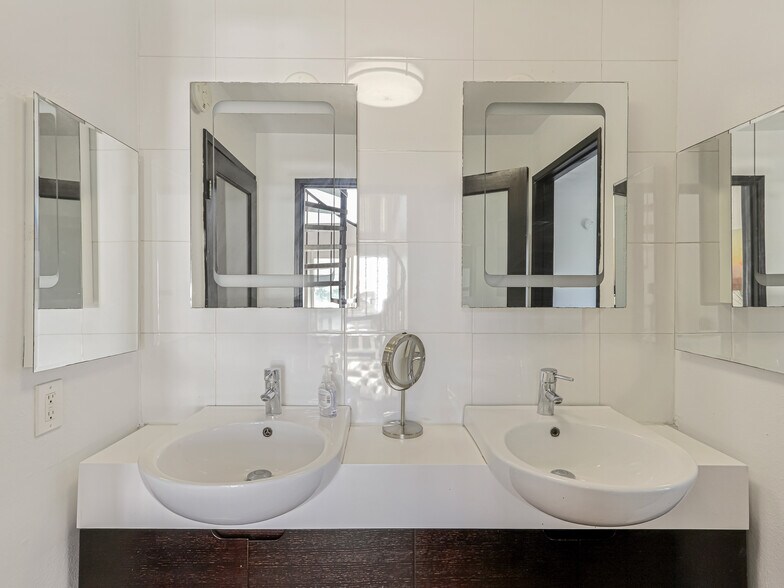 More Photos Of 14 Ozone Ave, Venice Apartments For Sale