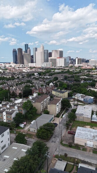 More Photos Of 114 W Drew St, Houston Office For Sale