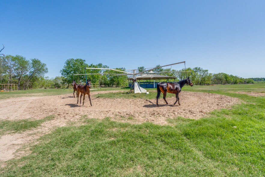 More Photos Of 10023 FM 1303, Floresville Horse Stables For Sale