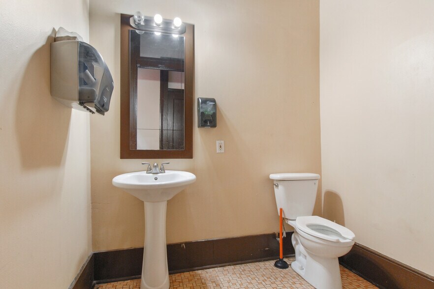 More Photos Of 3218 Magazine St, New Orleans General Retail For Sale