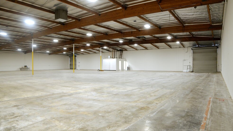 More Photos Of 7886 Deering Ave, Canoga Park Manufacturing For Lease