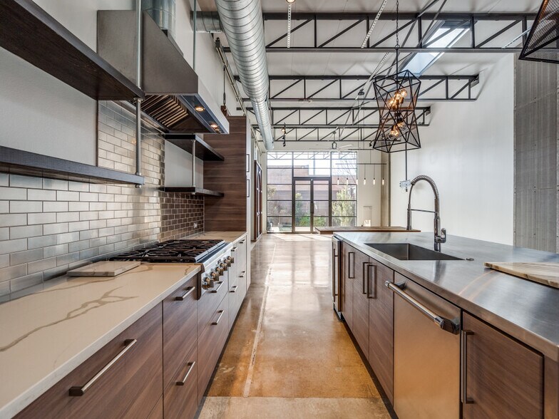 More Photos Of 2323 Farrington St, Dallas Warehouse For Sale