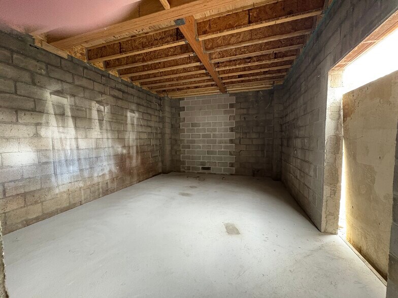 More Photos Of 517-519 Columbia St, Hudson Showroom For Sale