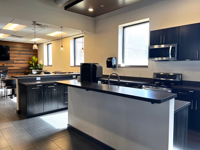 More Photos Of 12345 Portland Ave, Burnsville Flex For Lease