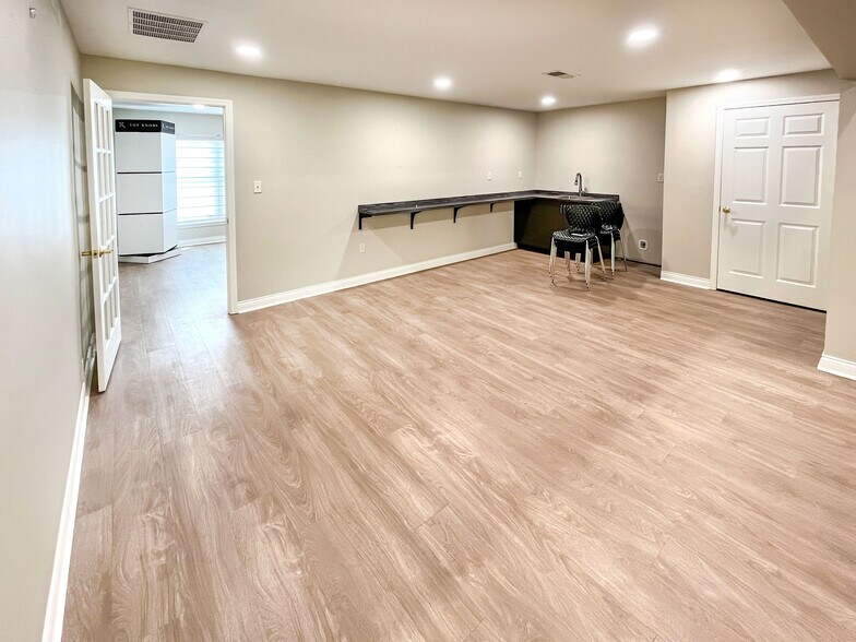 More Photos Of 10388 In-662 W, Newburgh Freestanding For Sale