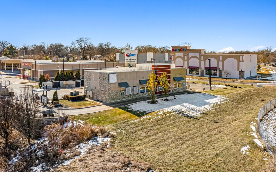 More Photos Of 951 NE Sam Walton Ln, Lee's Summit General Retail For Sale