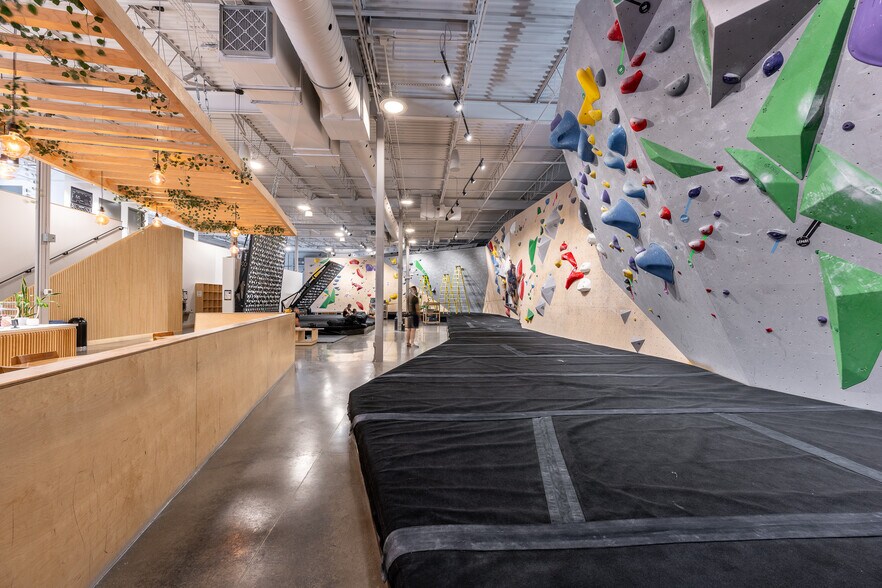 More Photos Of 5600 Av De Gaspé, Montréal Manufacturing For Sale