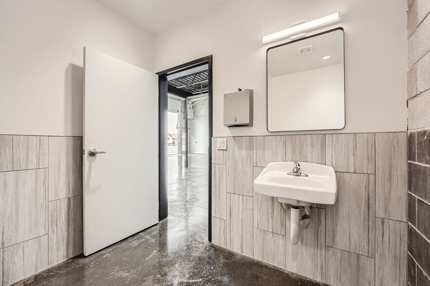 More Photos Of 10264 Dransfeldt Rd, Parker Showroom For Lease