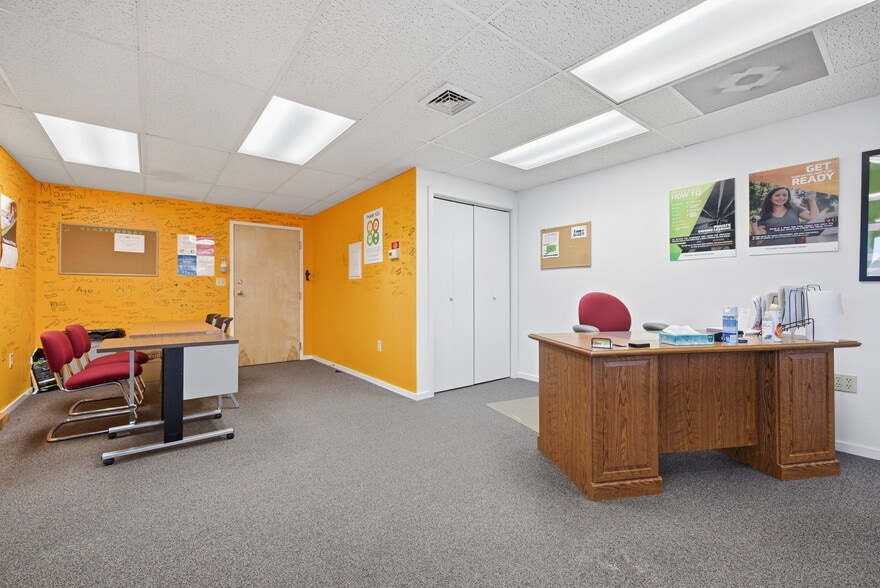 More Photos Of 160 Oak St, Glastonbury Office For Sale