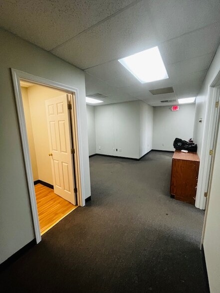 More Photos Of 114 Perimeter Rd, Nashua Light Distribution For Lease