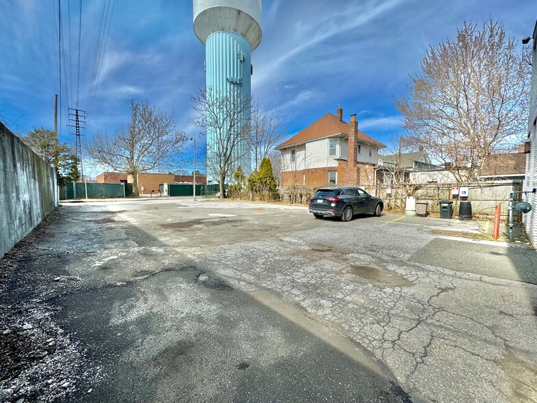 More Photos Of 81 N Forest Ave, Rockville Centre Showroom For Lease