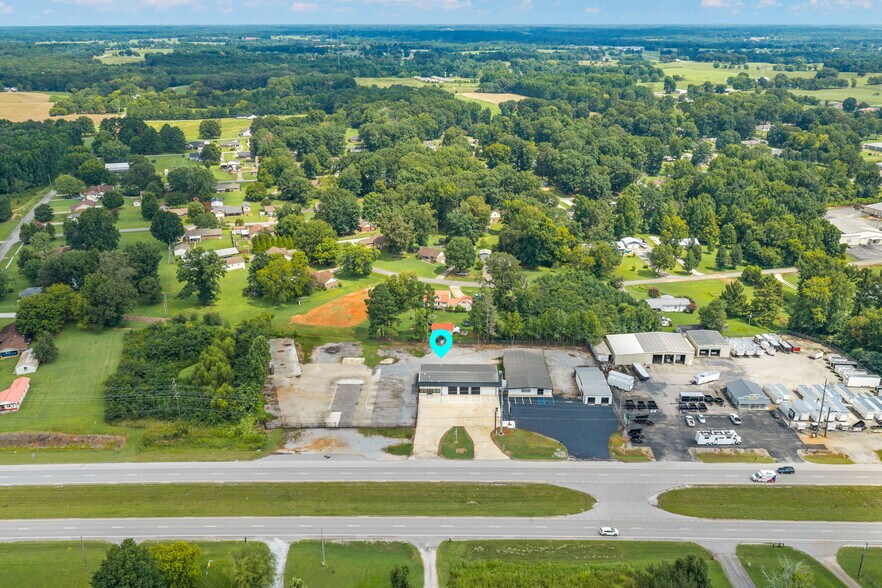 More Photos Of 10063 US-72, Rogersville Warehouse For Lease