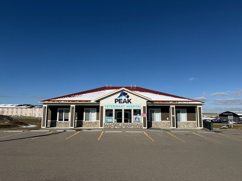 Primary Photo Of 1340 Veterans St, Pincher Creek No 9 Veterinarian Kennel For Lease