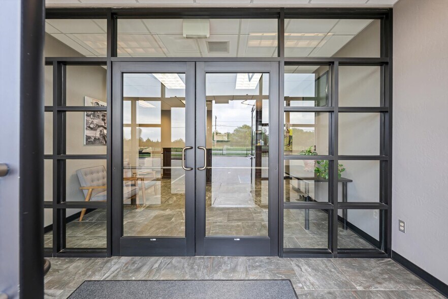 More Photos Of 12400 S Sunnylane Rd, Moore Manufacturing For Lease