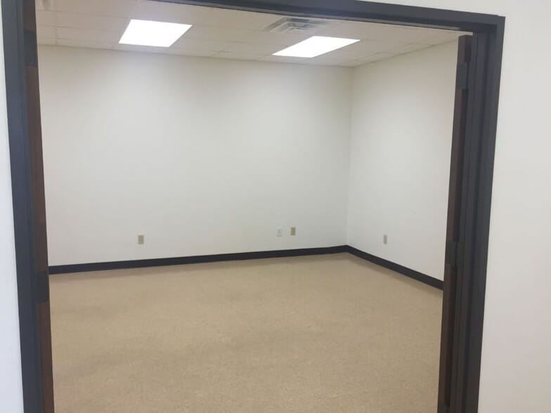 More Photos Of 3492 N US Highway 77, Giddings Warehouse For Lease