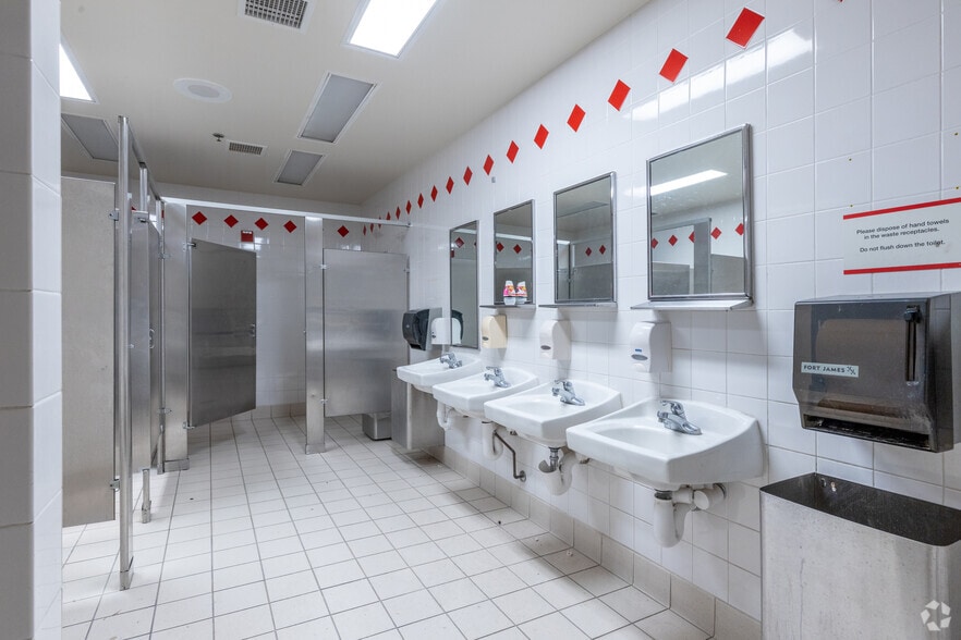 More Photos Of 7501-7649 W Colonial Dr, Orlando Unknown For Lease