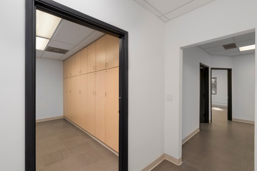 More Photos Of 7543 Woodley Ave, Van Nuys Office For Lease