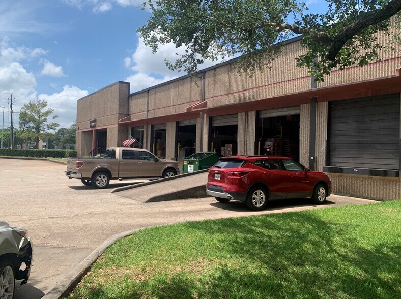 More Photos Of 302-350 W 38th St, Houston Warehouse For Lease
