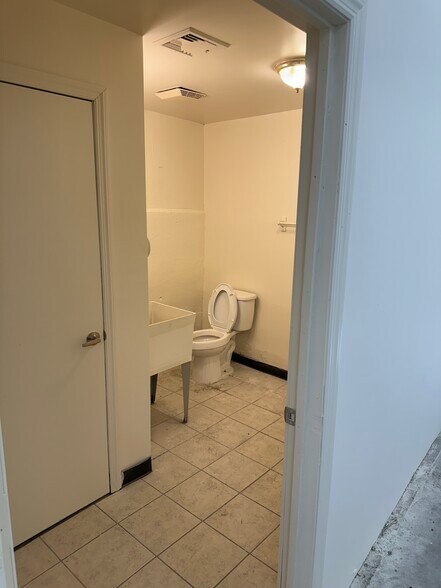 More Photos Of 340 W Pleasantview Ave, Hackensack Industrial For Lease