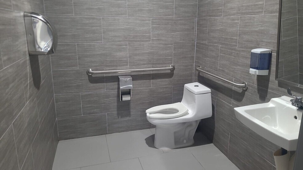 More Photos Of 1921 Pembroke Rd, Hollywood Warehouse For Lease