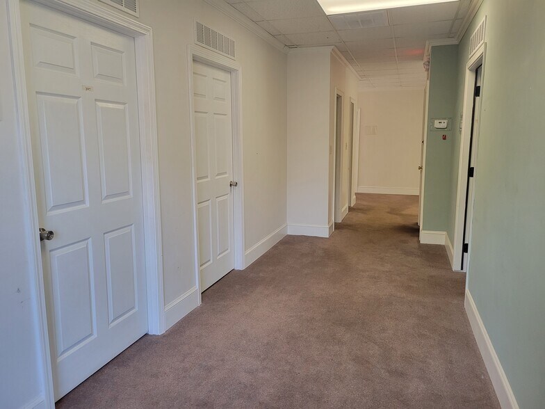More Photos Of 115 Sycamore Dr, Athens Office For Sale