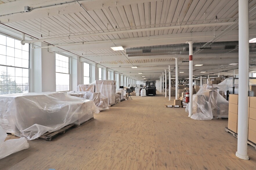 More Photos Of 657 Quarry St, Fall River Freestanding For Lease