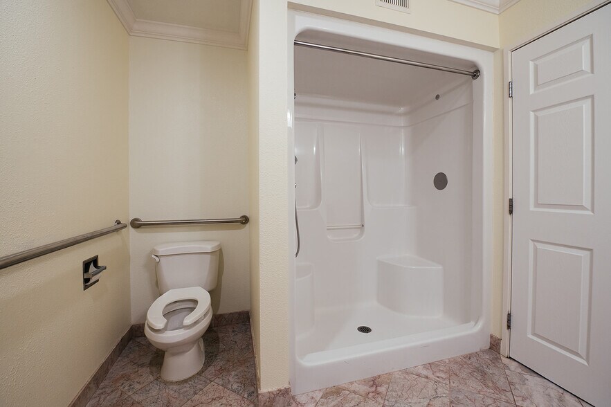 More Photos Of 461 Munson Ave, Traverse City Hotel For Sale