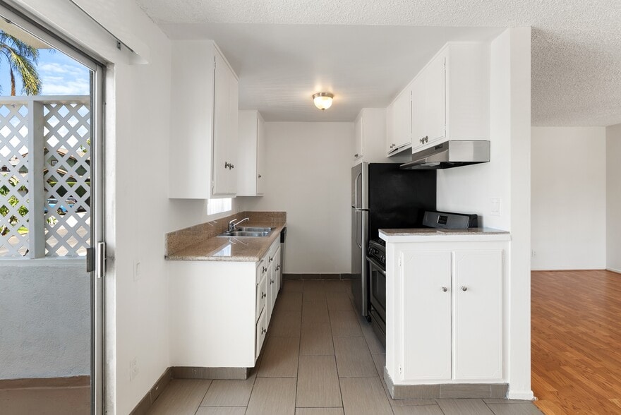 More Photos Of 1900 Dracena Dr, Los Angeles Apartments For Sale