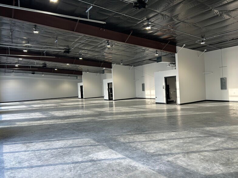 More Photos Of 23911 Southwest St, Waterloo Light Manufacturing For Lease