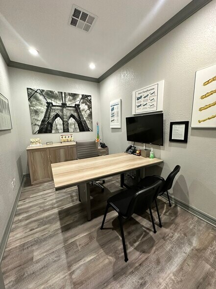 More Photos Of 2018 Broadway St, Pearland Office For Lease