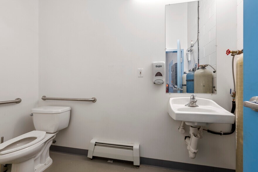 More Photos Of 170-172 Spring St, Newton Office For Sale