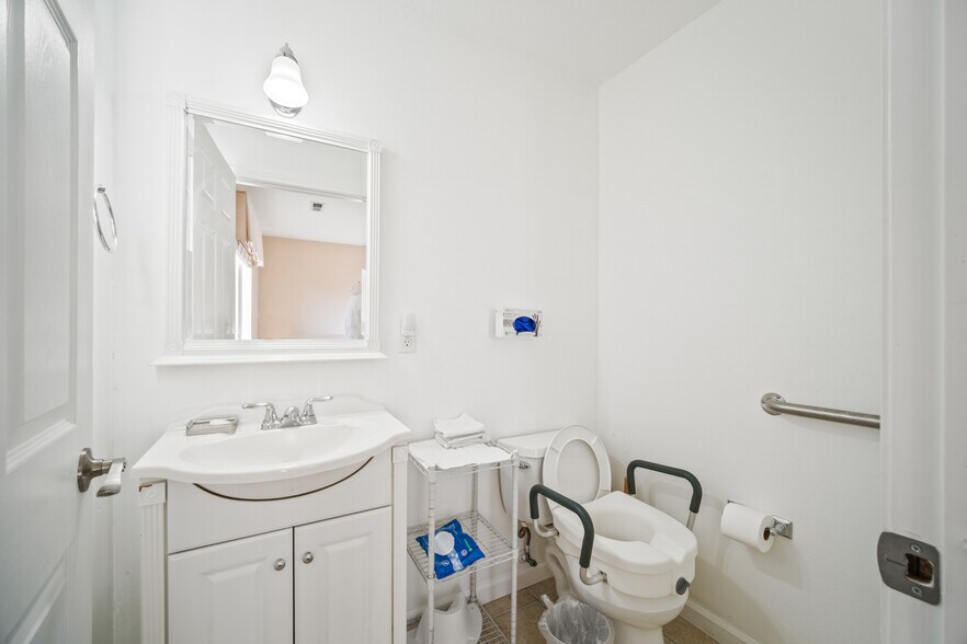 More Photos Of 3552 SE 65th Ave, Portland Skilled Nursing Facility For Sale