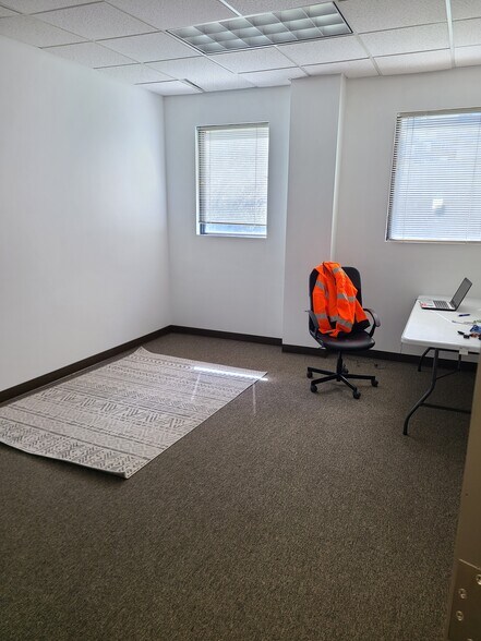 More Photos Of 5001 S Commerce Dr, Murray Warehouse For Lease