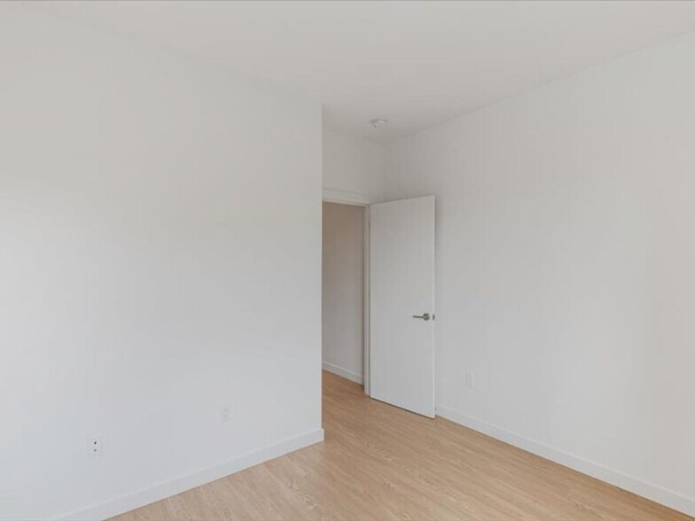 More Photos Of 5042 NE Fremont St, Portland Apartments For Sale