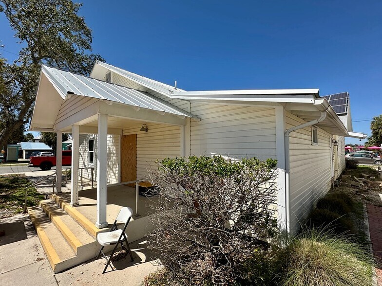 More Photos Of 490 2nd St, Cedar Key Office For Sale