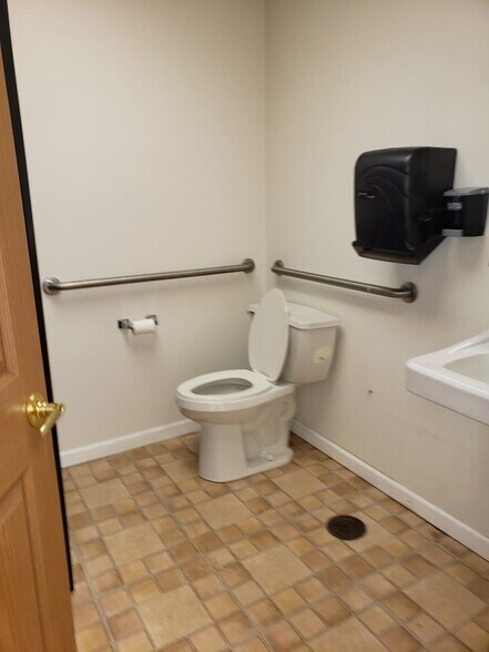 More Photos Of 819-821 Midpoint Dr, O'Fallon Warehouse For Sale