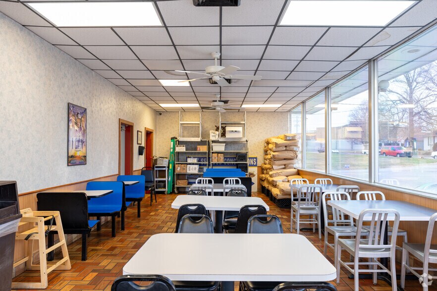 More Photos Of 199 E Hwy 60, Pekin Bar For Sale