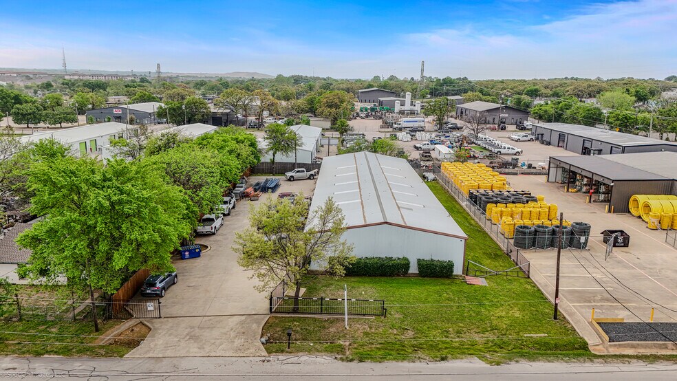 More Photos Of 5012 Kaltenbrun Rd, Fort Worth Warehouse For Lease