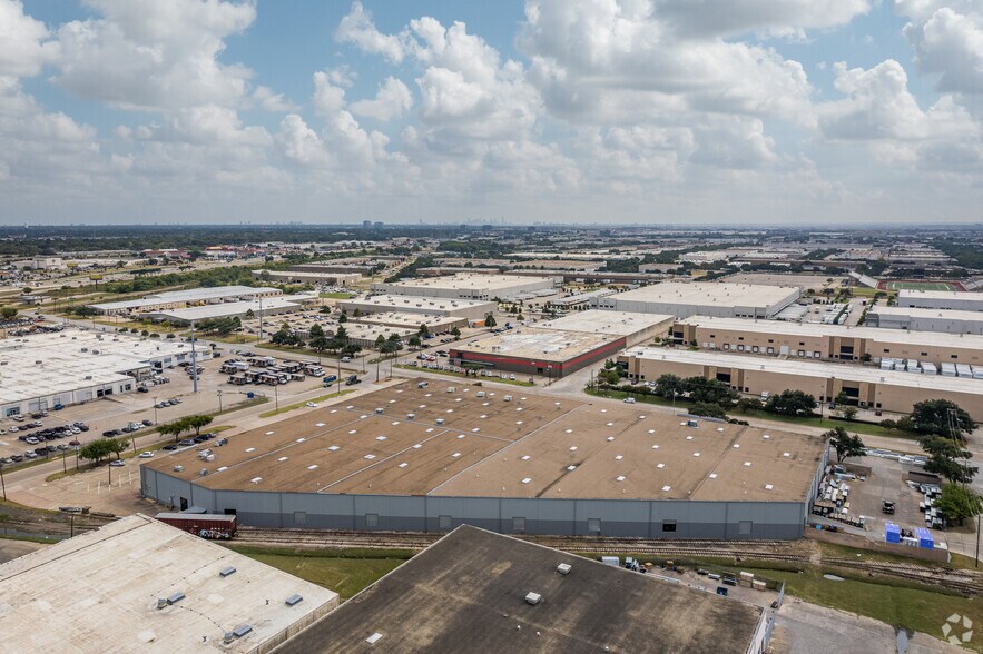 More Photos Of 1200-1210 W Crosby Rd, Carrollton Warehouse For Lease
