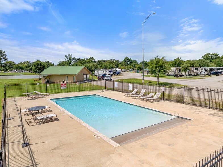 More Photos Of 10855 US Highway 69 N, Tyler Trailer Camper Park For Sale