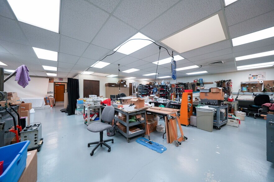 More Photos Of 1555-1557 SE Crystal Lake Dr, Corvallis Warehouse For Lease