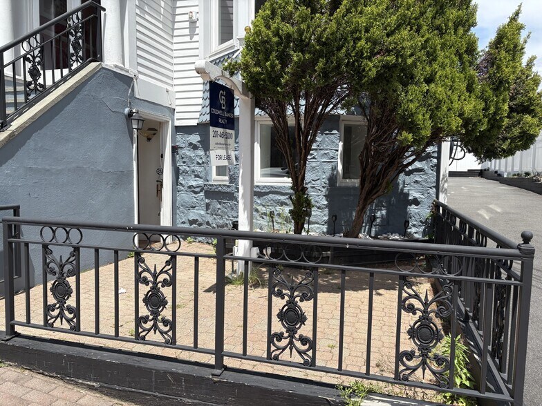 More Photos Of 17 Hilliard Ave, Edgewater Storefront Retail Residential For Lease