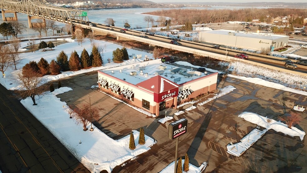 More Photos Of 1000 Riverside Dr, East Peoria Restaurant For Sale