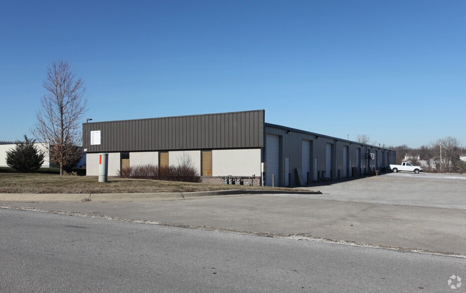 More Photos Of 4310-4346 E 142nd St, Grandview Warehouse For Lease